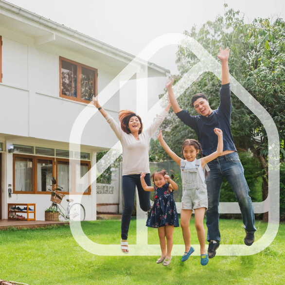 Happy family in front of a house with the Moove logo