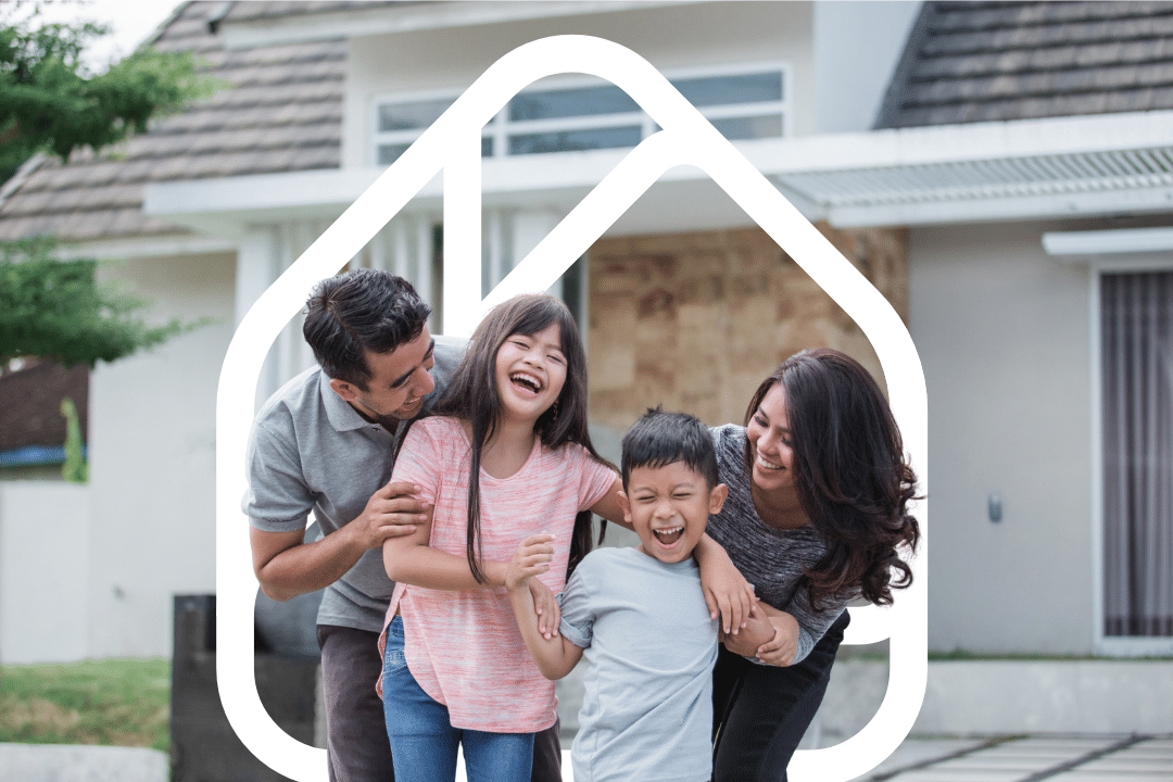 Happy family in front of a house with a Moove logo