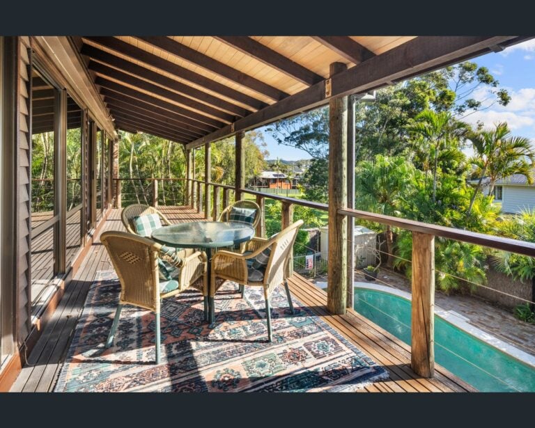 Bateau Bay 10